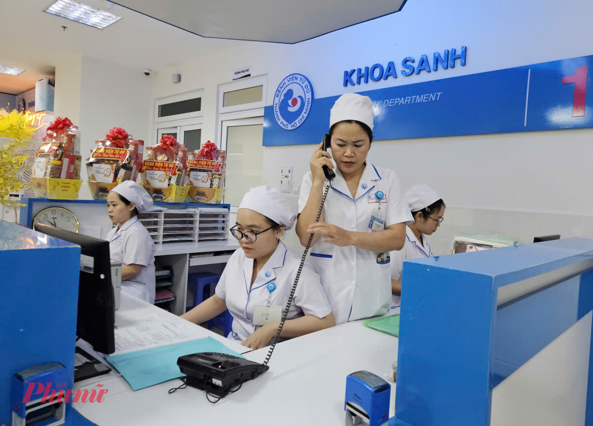Nh&acirc;n vi&ecirc;n tại khoa Sanh của bệnh viện bận rộn li&ecirc;n tục, 