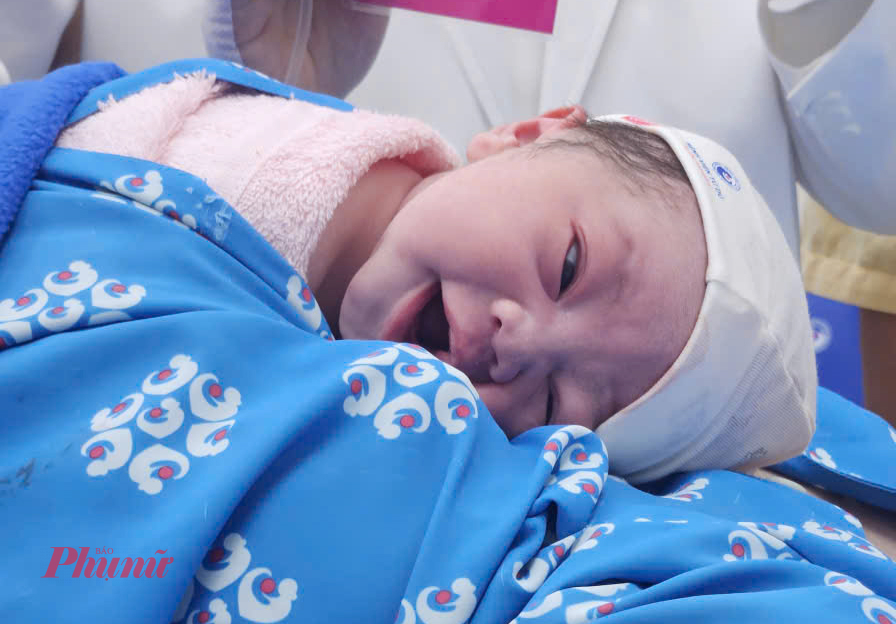 B&eacute; g&aacute;i nặng 3300g, nhoẻn miệng cười ch&agrave;o đ&oacute;n năm mới B&iacute;nh Ngọ