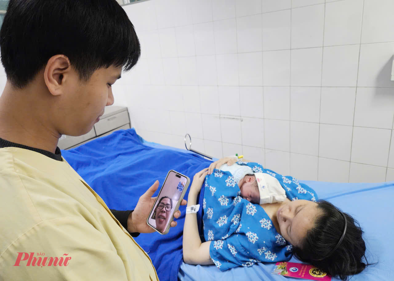 Liền sau đ&oacute;, b&eacute; trai con của chị Huỳnh Yến Nhi (23 tuổi, ở Đồng Nai) cũng ra đời trong niềm vui của y b&aacute;c sĩ v&agrave; gia đ&igrave;nh. Cha của b&eacute; gọi video về cho người th&acirc;n 
