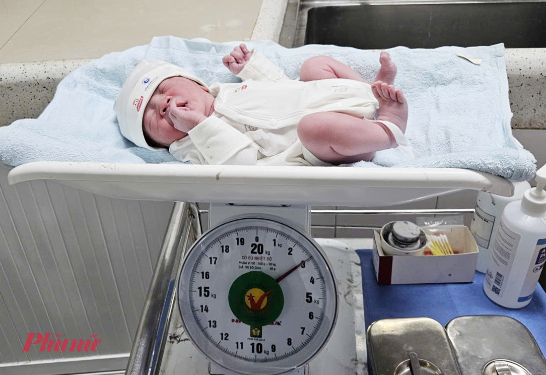 Sau khi da kề da với mẹ, b&eacute; trai được c&aacute;c y, b&aacute;c sĩ theo d&otilde;i sức khỏe v&agrave; đạt c&acirc;n nặng 2900g