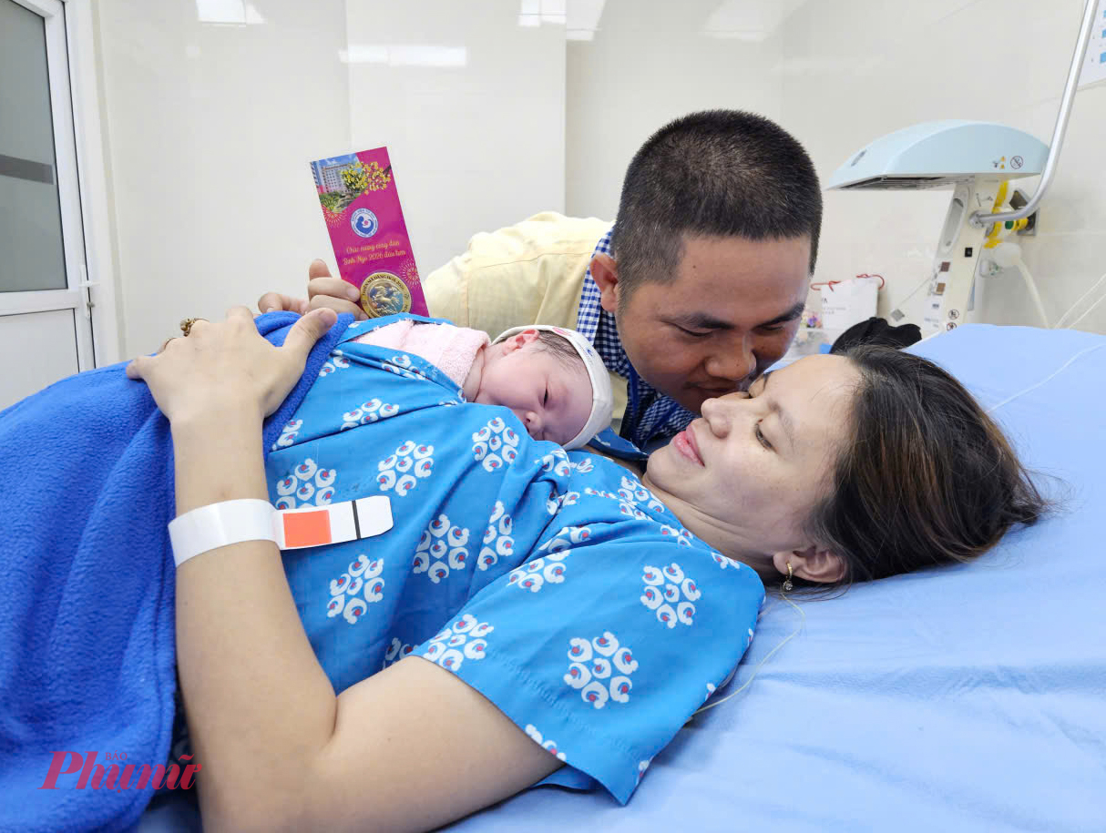 Gia đ&igrave;nh chị Yến hạnh ph&uacute;c sau ca sinh th&agrave;nh c&ocirc;ng