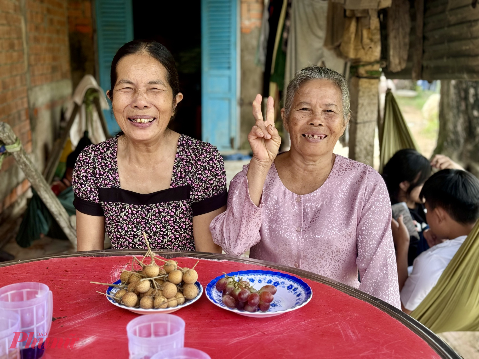 Mẹ t&ocirc;i v&agrave; b&aacute;c sui - mẹ vợ của anh trai &uacute;t 