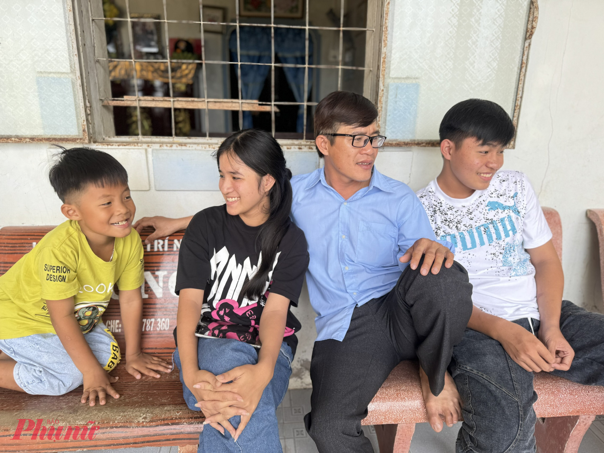 Khi đi thăm h&agrave;ng x&oacute;m, b&agrave; con hoặc c&aacute;c b&aacute;c sui, c&aacute;c anh t&ocirc;i đều đưa con c&aacute;i c&ugrave;ng đi