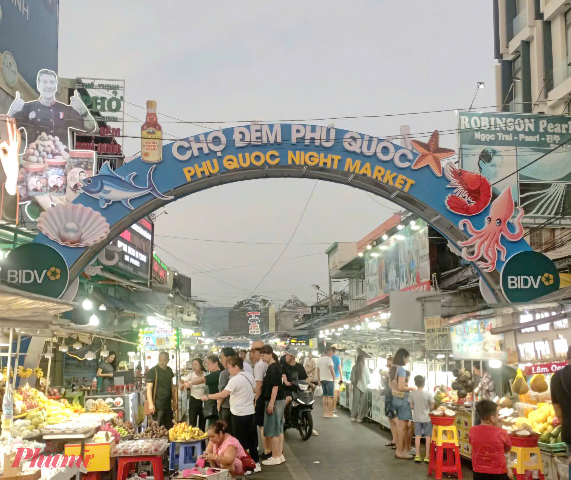 Cổng chợ đ&ecirc;m Ph&uacute; Quốc được ch&iacute;nh quyền địa phương trang tr&iacute; bắt mắt với c&aacute;c sản vật địa phương - Ảnh Ph&uacute; Hữu