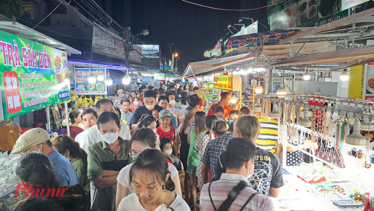 Rất đ&ocirc;ng du kh&aacute;ch đến chợ đ&ecirc;m Ph&uacute; Quốc - Ảnh Ph&uacute; Hữu
