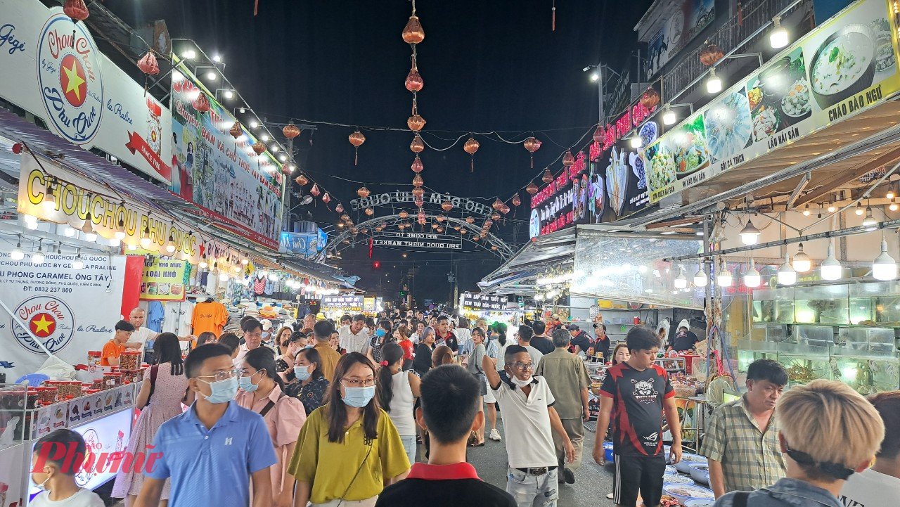 Chợ đ&ecirc;m Ph&uacute; Quốc thu h&uacute;t du kh&aacute;ch đến tham quan, mua sắm trong dịp Tết Nguy&ecirc;n đ&aacute;n B&iacute;nh Ngọ - Ảnh Ph&uacute; Hữu