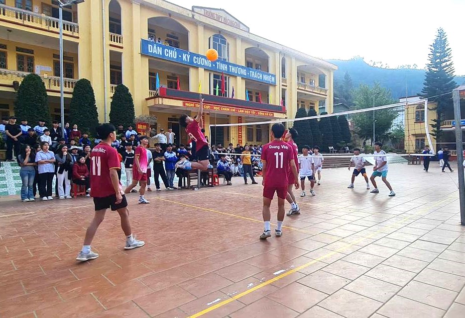 Học sinh Trường THPT Mù Cang Trải (tỉnh Lào Cai) trong giải bóng chuyền đầu Xuân do nhà trường tổ chức. Ảnh: Đ.K