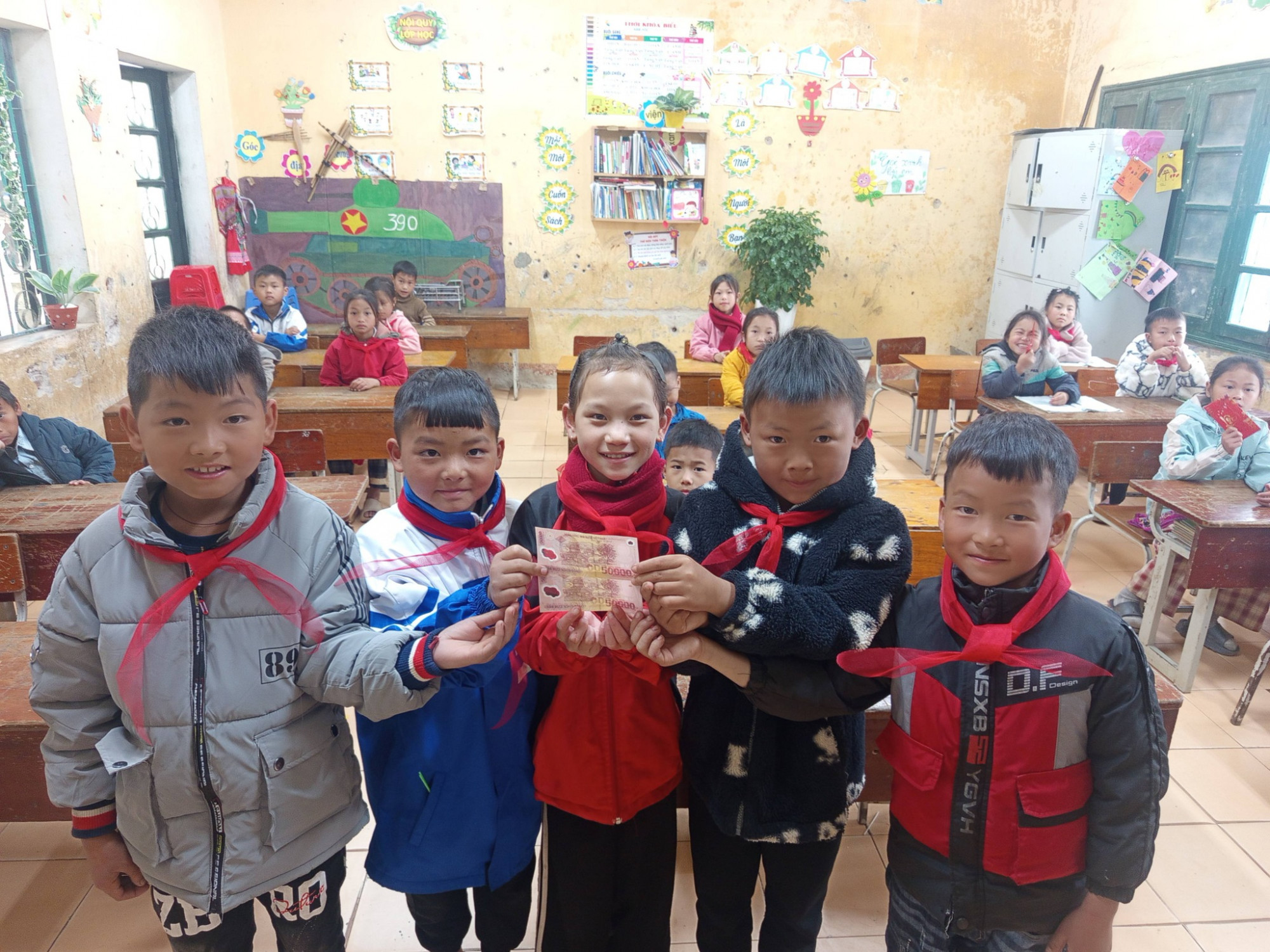 Học sinh Trường Phổ thông Dân tộc bán trú Tiểu học và THCS Khấu Ly (xã Phình Hồ, tỉnh Lào Cai) háo hức nhận tiền mừng tuổi của cô giáo trong ngày trở lại trường sau kỳ nghỉ Tết. Ảnh: H.T