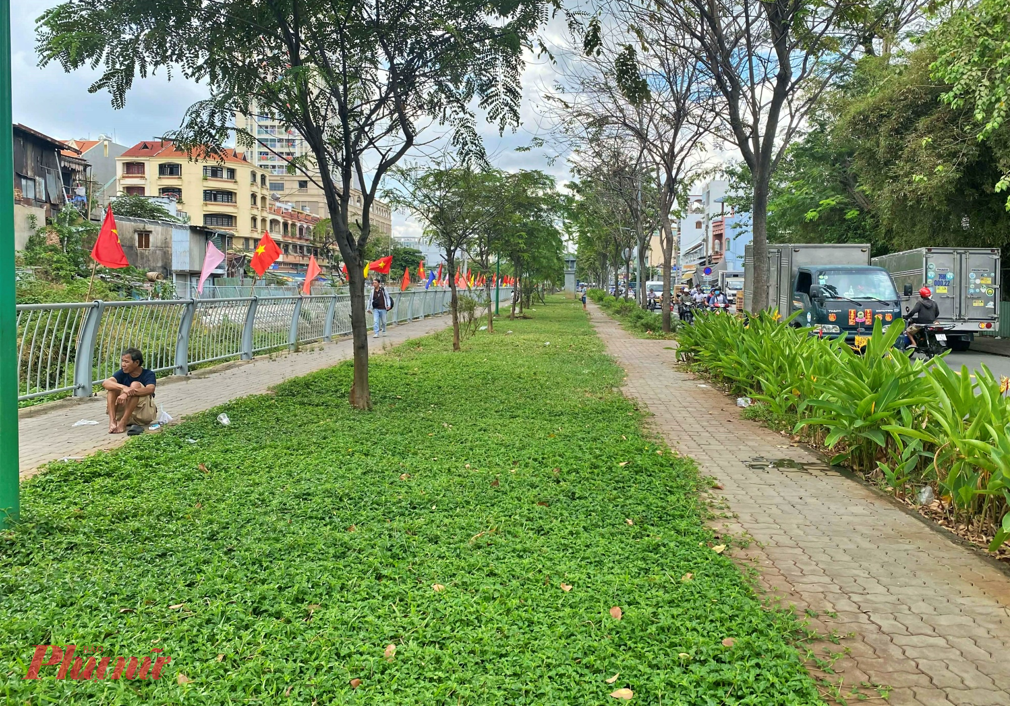 Khu vực trước đ&acirc;y l&agrave; nh&agrave; ở, hiện đ&atilde; đổi thay th&agrave;nh c&ocirc;ng vi&ecirc;n c&acirc;y xanh b&ecirc;n d&ograve;ng k&ecirc;nh
