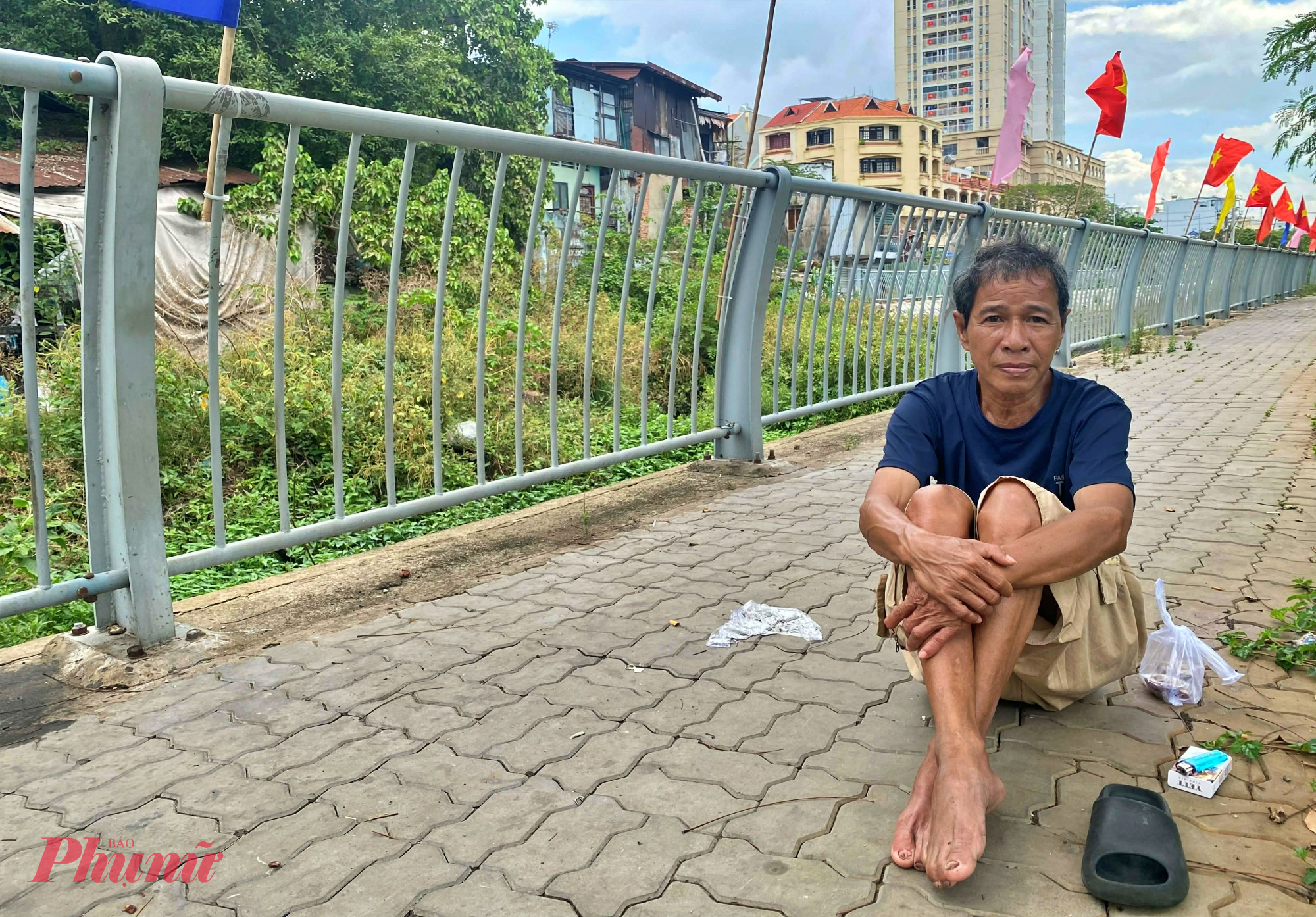 &Ocirc;ng Minh ngồi thư gi&atilde;n, ngắm nh&igrave;n cảnh quan hai b&ecirc;n d&ograve;ng k&ecirc;nh H&agrave;ng B&agrave;ng đ&atilde; cải tạo