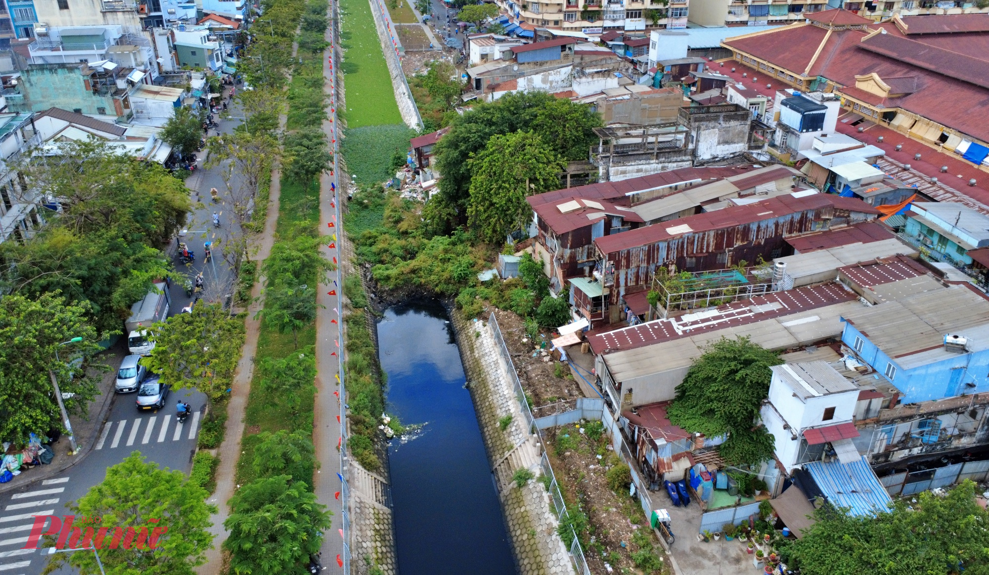 Đoạn k&ecirc;nh bị đứt qu&atilde;ng do 19 căn nh&agrave; chưa được giải tỏa