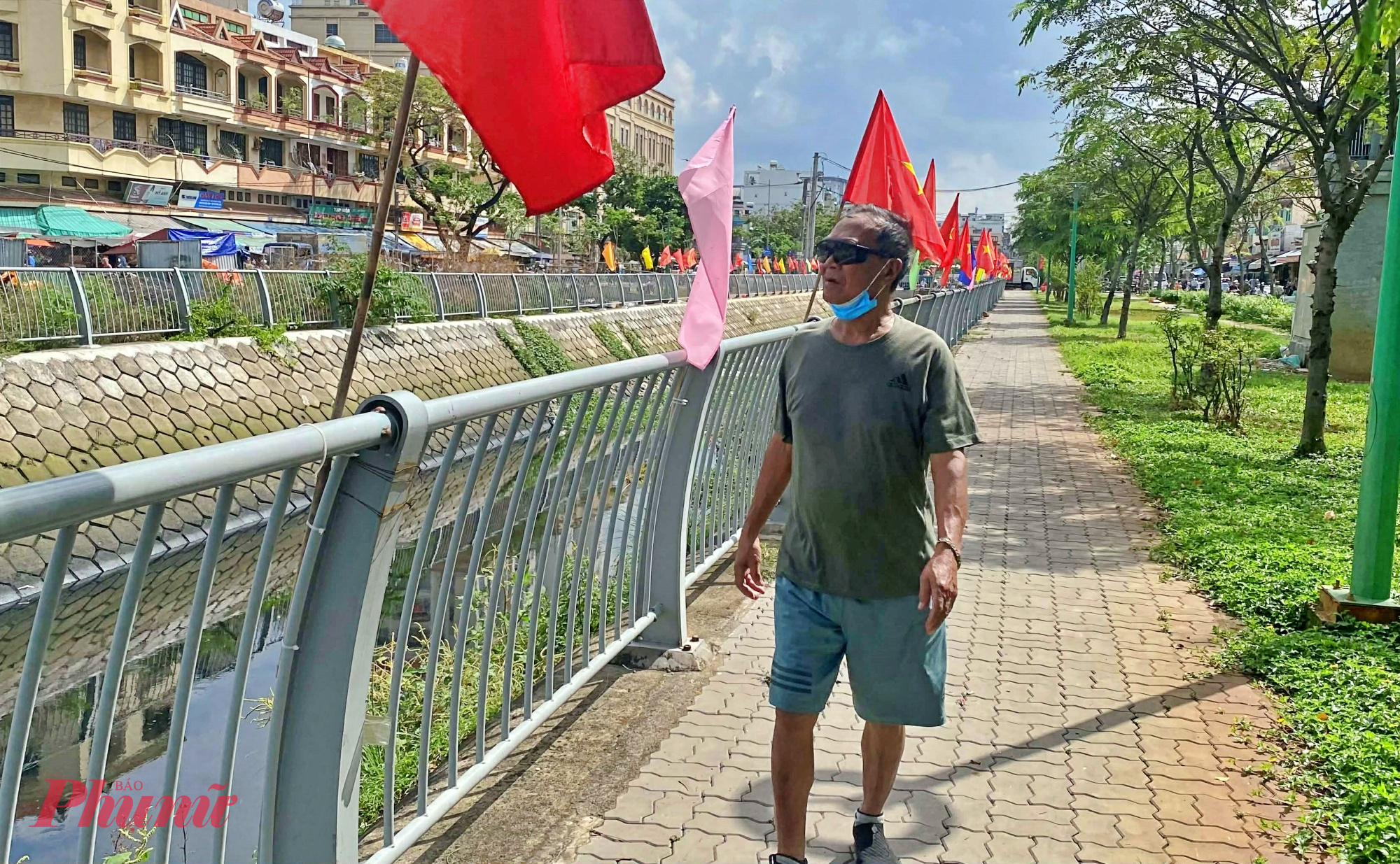 &Ocirc;ng S&aacute;u Đo&agrave;n thong thả dạo bước bờ tr&ecirc;n bờ k&ecirc;nh H&agrave;ng B&agrave;ng 