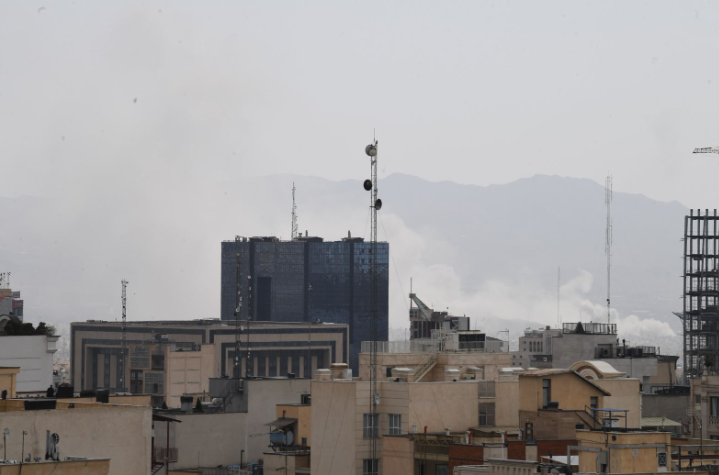 Kh&oacute;i bốc l&ecirc;n từ địa điểm ở Tehran, Iran ng&agrave;y 28/2/2026