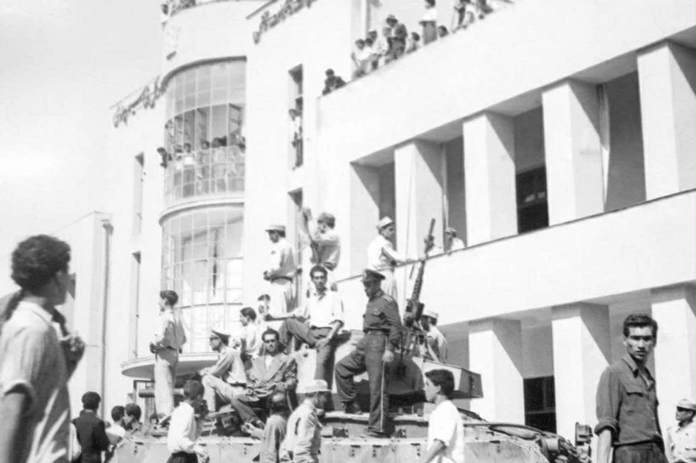 Xe tăng tiến v&agrave;o s&acirc;n Đ&agrave;i ph&aacute;t thanh Tehran sau cuộc đảo ch&iacute;nh lật đổ Thủ tướng Mohammad Mossadegh v&agrave;o ng&agrave;y 19/8/1953. Ảnh: AP.