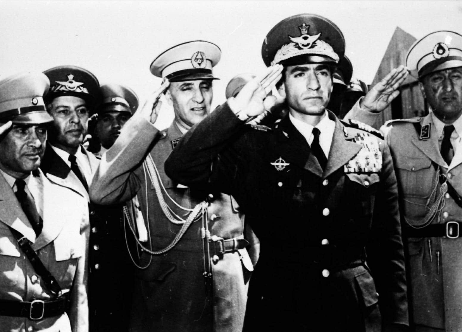 H&igrave;nh ảnh vua  Reza Pahlavi, vị vua (Shah) cuối c&ugrave;ng của Iran, được chụp tại S&acirc;n bay Tehran năm 1953. Đ&acirc;y l&agrave; thời điểm &ocirc;ng trở về Iran sau khi cuộc đảo ch&iacute;nh do CIA (Mỹ) v&agrave; MI6 (Anh) hỗ trợ đ&atilde; lật đổ Thủ tướng Mohammad Mossadegh, gi&uacute;p nh&agrave; vua gi&agrave;nh lại quyền lực tuyệt đối.