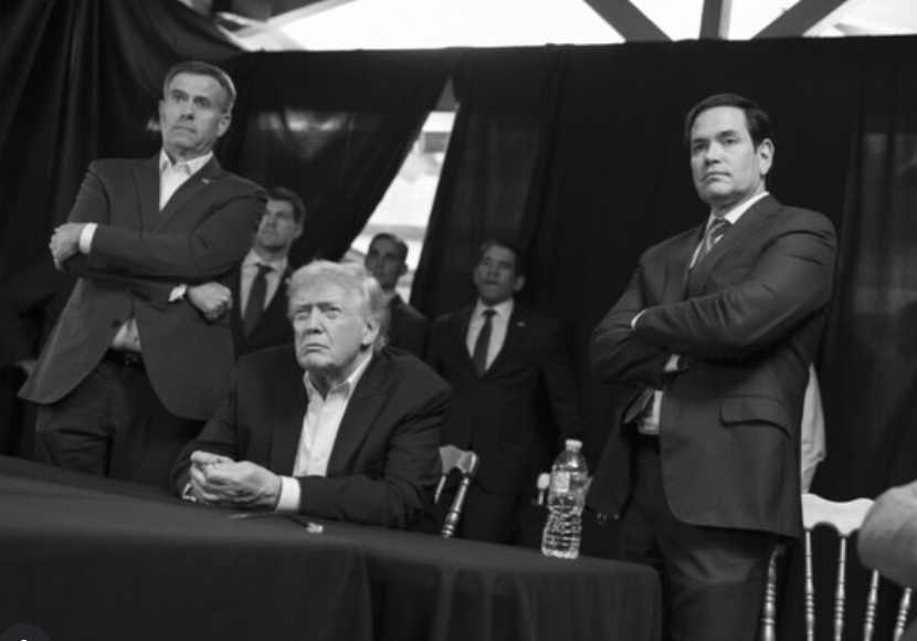 Tổng thống Mỹ Donald Trump cùng các quan chức thân cận theo dõi chiến dịch Absolute Resolve ở Venezuela. Ảnh: White House Instagram