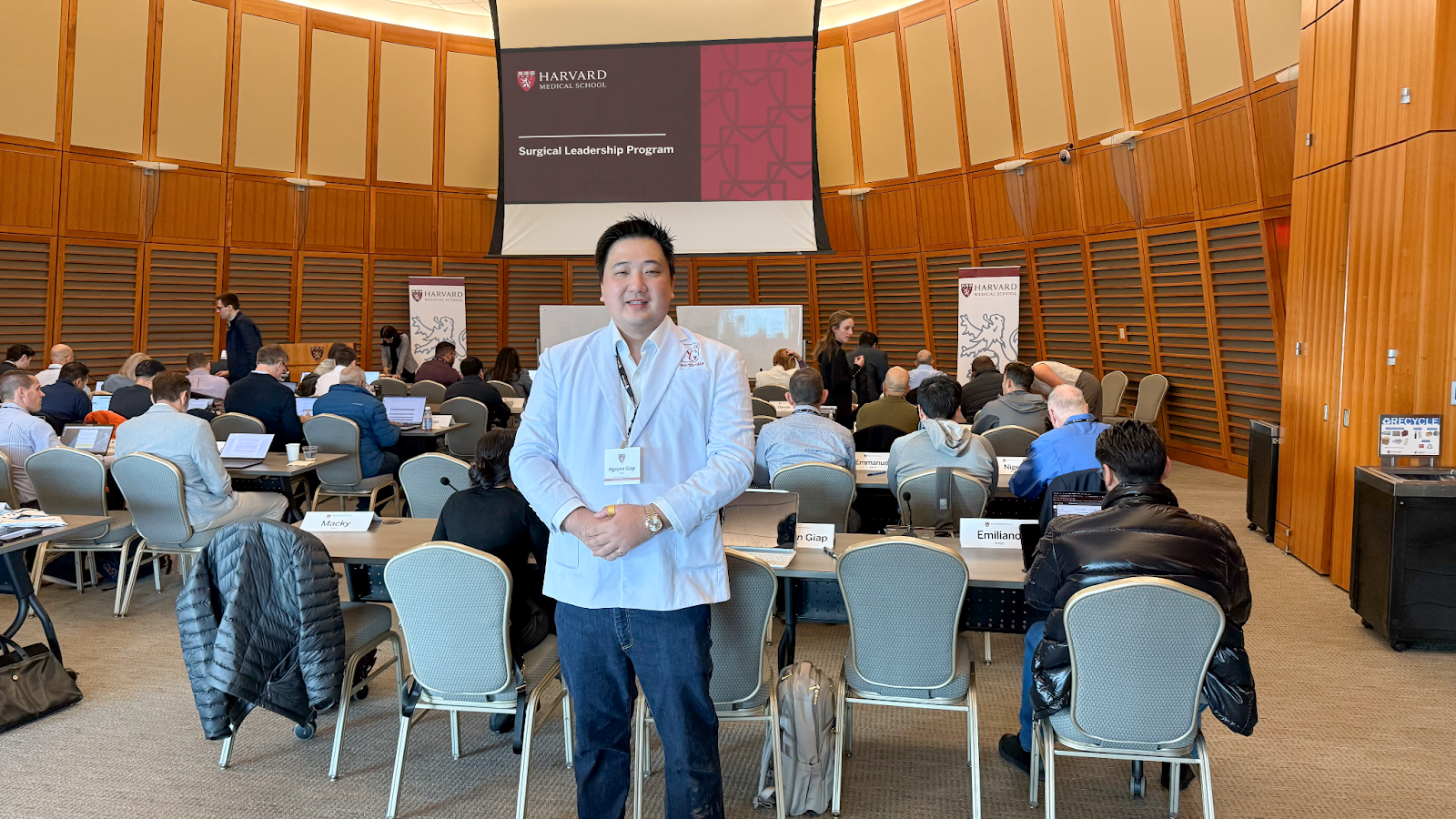 B&aacute;c sĩ Nguy&ecirc;n Gi&aacute;p trong chương tr&igrave;nh Đ&agrave;o tạo L&atilde;nh đạo Phẫu thuật tại Harvard Medical School - Ảnh: nh&acirc;n vật cung cấp