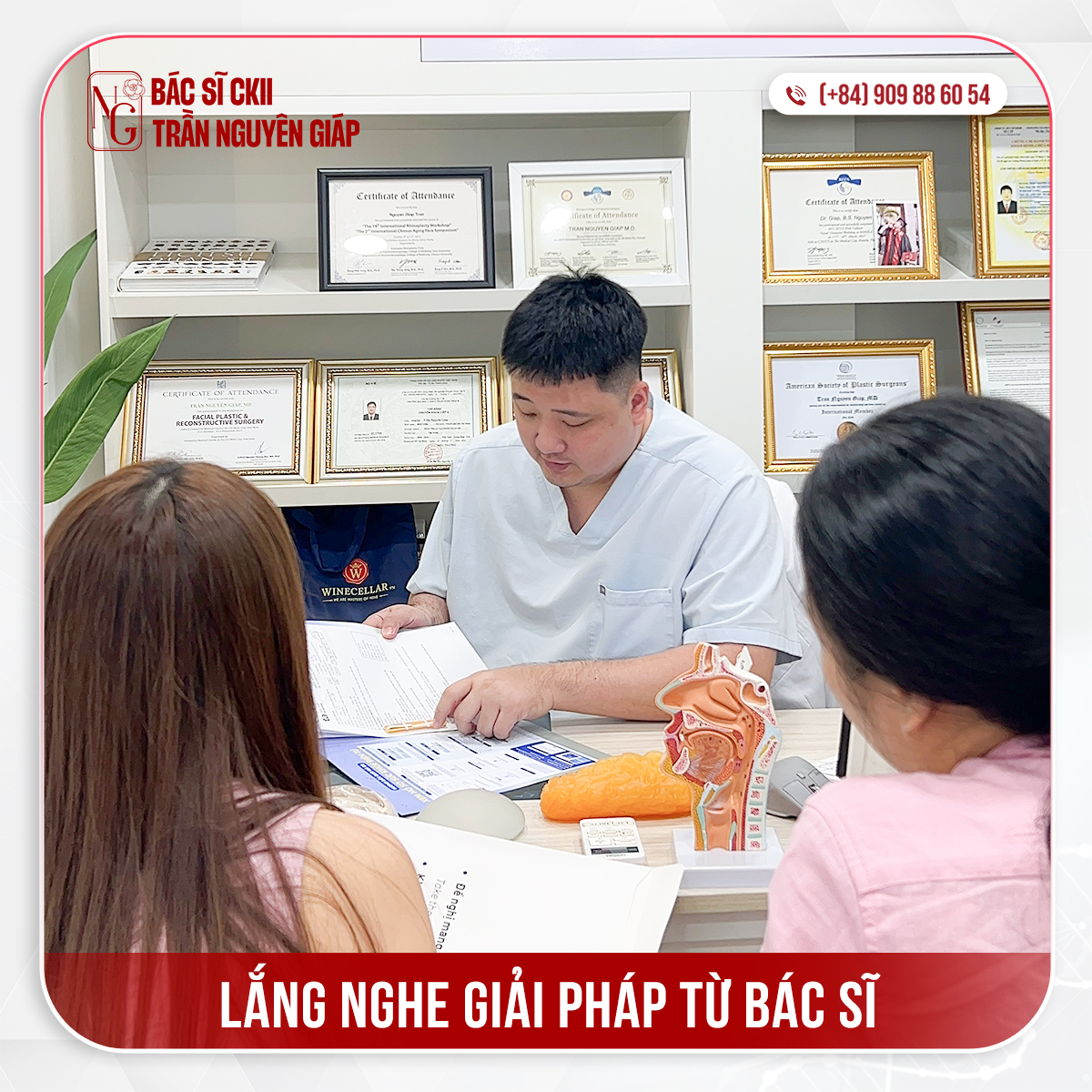 B&aacute;c sĩ Nguy&ecirc;n Gi&aacute;p trực tiếp thăm kh&aacute;m v&agrave; đ&aacute;nh gi&aacute; tầng cấu tr&uacute;c m&ocirc; cho bệnh nh&acirc;n - Ảnh: nh&acirc;n vật cung cấp