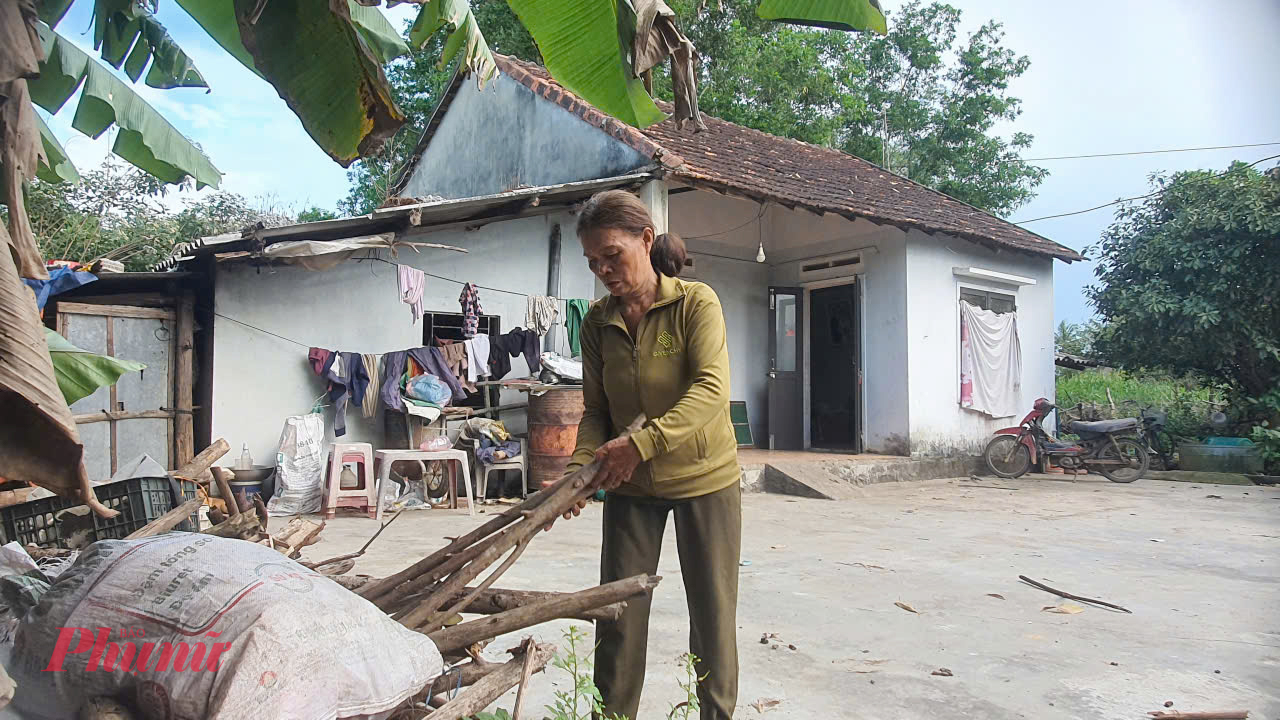 Mỗi lần con đau, l&ecirc;n cơn lạnh xương, kh&ocirc;ng c&oacute; than b&agrave; phải lấy th&ecirc;m củi kh&ocirc; để sưởi.