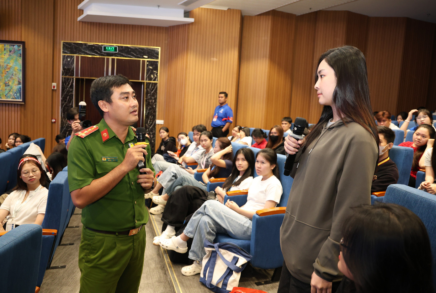 Đại &uacute;y Huỳnh Đỗ Tấn Thịnh trao đổi với c&aacute;c sinh vi&ecirc;n dự hội thảo - Ảnh: B&aacute;o Tiền Phong