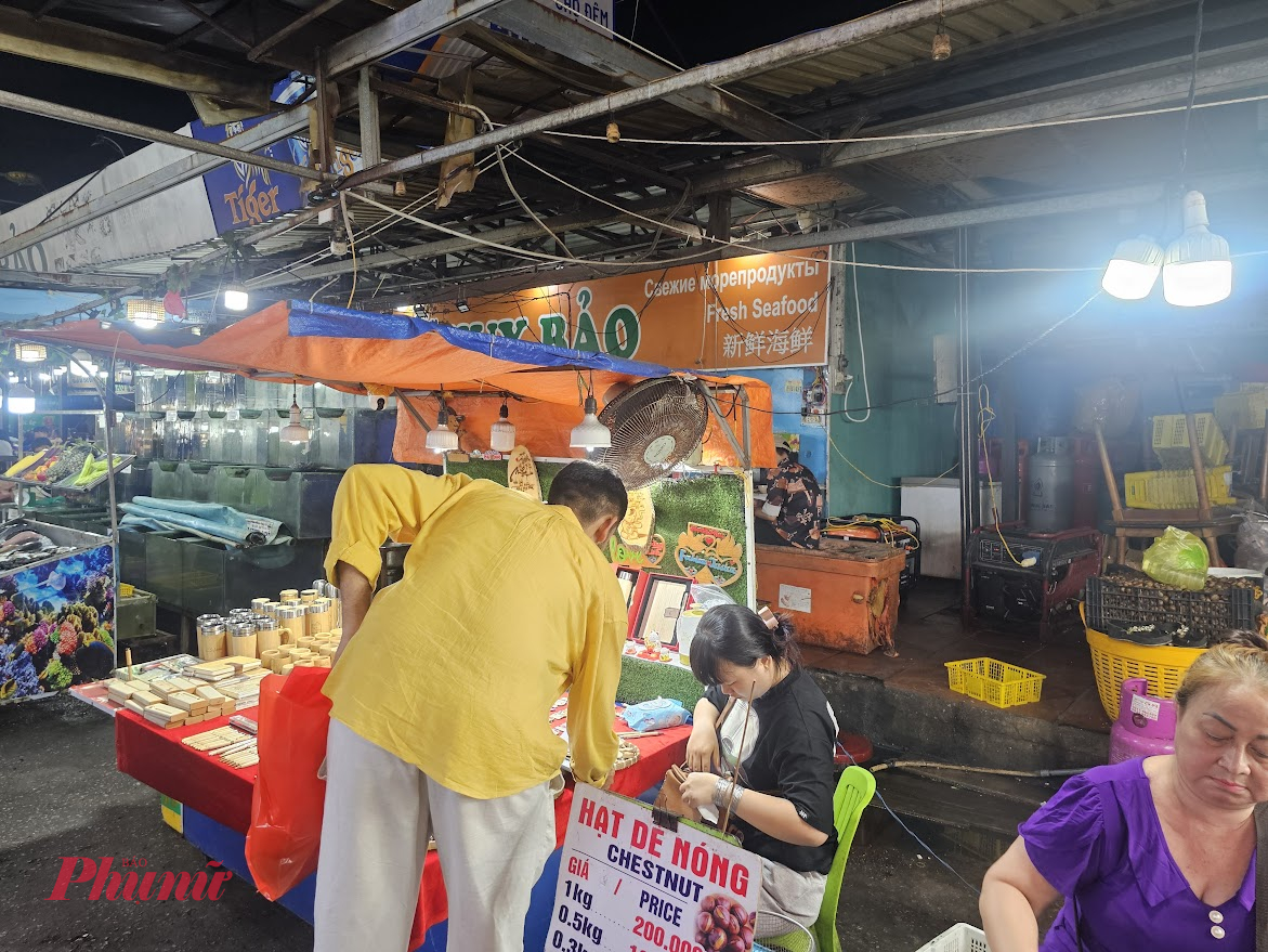 M&aacute;y ph&aacute;t điện đủ loại c&ocirc;ng suất được c&aacute;c tiểu thương sử dụng để tiếp tục kinh doanh - Ảnh Ph&uacute; Hữu