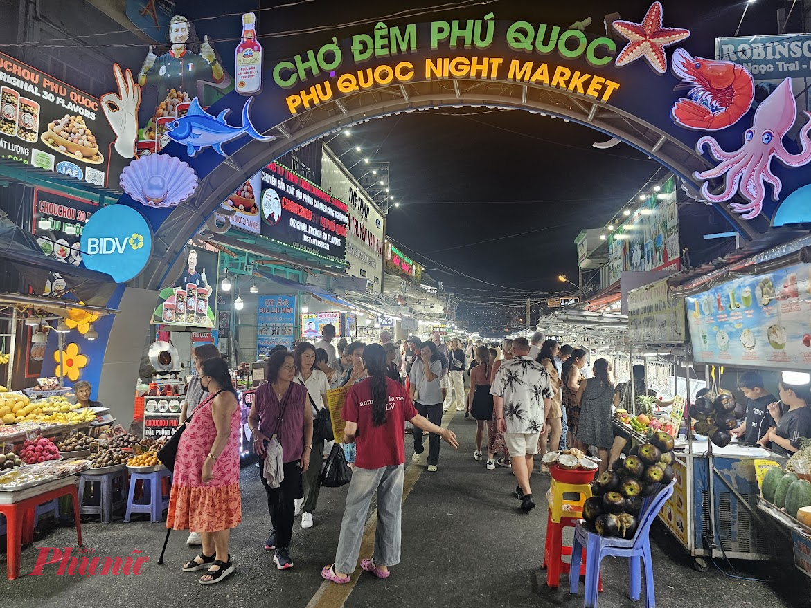 Lượng kh&aacute;ch quốc tế đến chợ đ&ecirc;m Ph&uacute; Quốc kh&aacute; đ&ocirc;ng - Ảnh Ph&uacute; Hữu