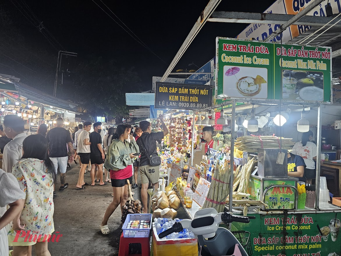 Nhiều gian h&agrave;ng thu&ecirc; mặt bằng vẫn hoạt động kinh doanh, chưa c&oacute; động th&aacute;i trả lại mặt bằng cho chủ đầu tư để b&agrave;n giao cho Ph&ograve;ng Kinh tế, Hạ tầng v&agrave; Đ&ocirc; thị - Ảnh Ph&uacute; Hữu