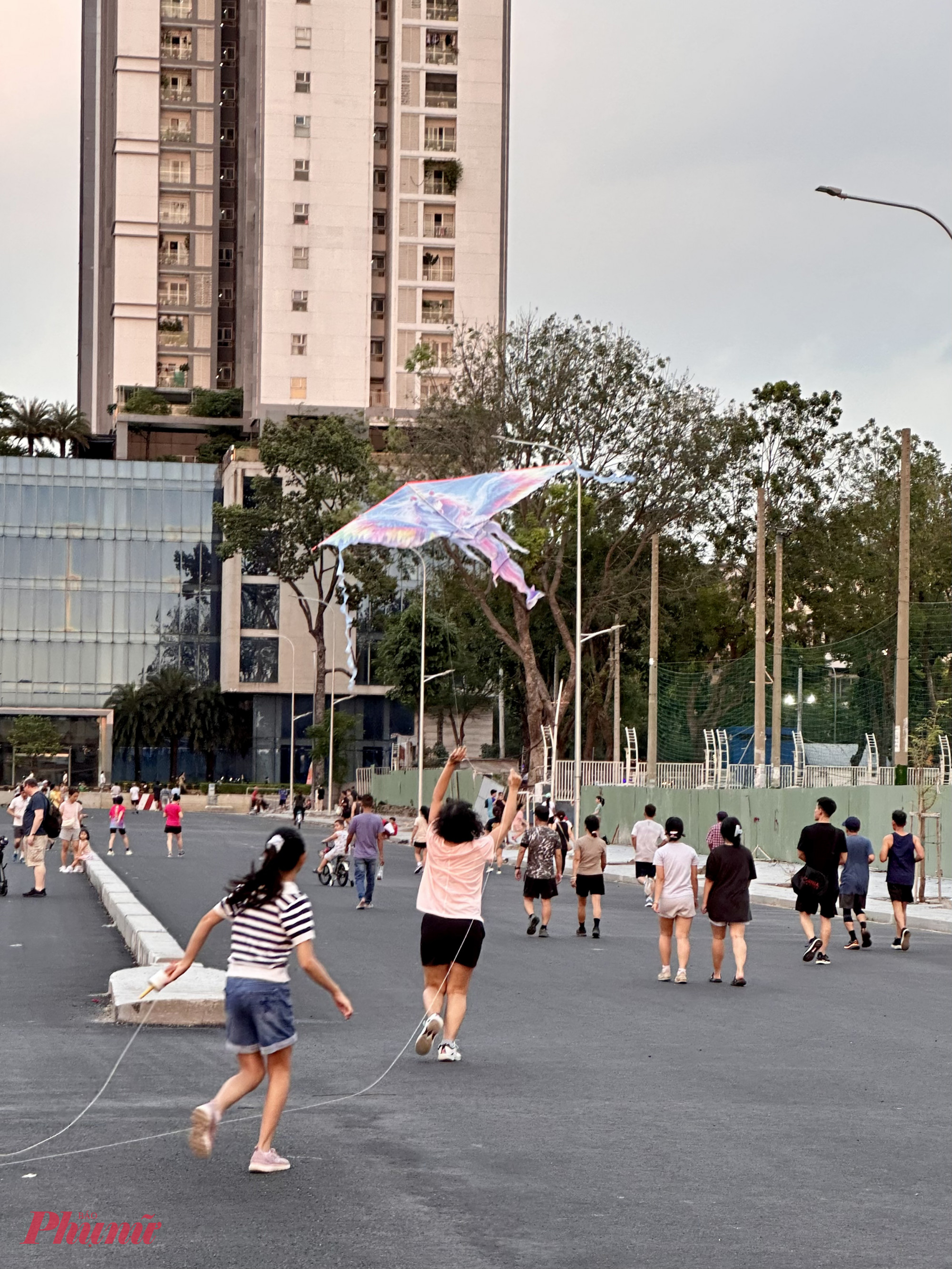Thỉnh thoảng nơi đ&acirc;y cũng xuất hiện những c&aacute;nh diều. Tuy c&oacute; g&acirc;y bất tiện nhưng mọi người đều vui vẻ đ&oacute;n nhận v&agrave; nhiệt t&igrave;nh chỉ c&aacute;ch cho diều bay cao no gi&oacute;.