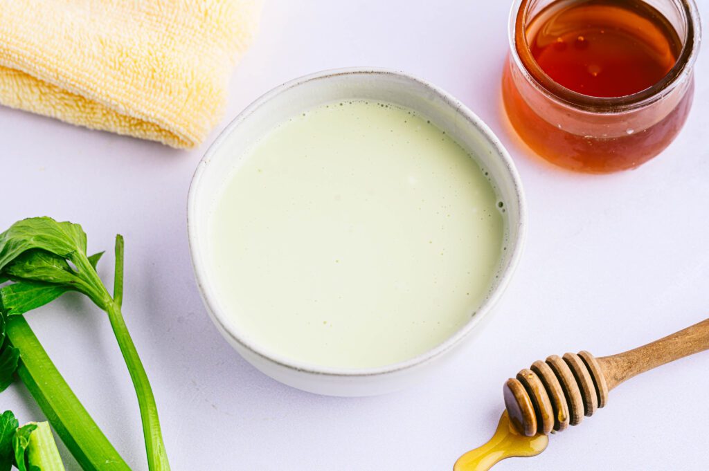Cần t&acirc;y: Sự thanh khiết cho l&agrave;n da mệt mỏi Trong những ng&agrave;y da xỉn m&agrave;u v&igrave; bụi bẩn v&agrave; nhiệt độ, nước &eacute;p cần t&acirc;y được xem như giải ph&aacute;p thải độc nhẹ nh&agrave;ng, gi&uacute;p da ngậm nước v&agrave; giảm t&igrave;nh trạng sưng tấy. Chỉ cần d&ugrave;ng nước cốt cần t&acirc;y thấm đẫm v&agrave;o mặt nạ giấy rồi đắp l&ecirc;n mặt khoảng 15 ph&uacute;t, bạn sẽ cảm nhận được sự tươi mới len lỏi v&agrave;o từng lỗ ch&acirc;n l&ocirc;ng. Một liệu ph&aacute;p detox đơn giản nhưng hiệu quả để kh&ocirc;i phục vẻ rạng rỡ sau một ng&agrave;y d&agrave;i -