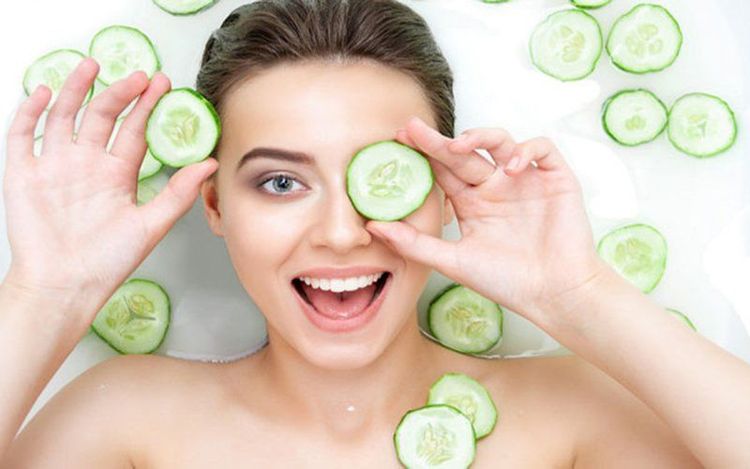 Trong những ng&agrave;y da &ldquo;xuống sức&rdquo; v&igrave; thiếu nước, mặt nạ dưa leo được xem như giải ph&aacute;p l&agrave;m dịu nhanh, gi&uacute;p lỗ ch&acirc;n l&ocirc;ng tr&ocirc;ng gọn g&agrave;ng hơn v&agrave; l&agrave;n da lấy lại vẻ tươi tắn gần như tức th&igrave;. C&oacute; nhiều c&aacute;ch sử dụng dưa leo để l&agrave;m mặt nạ, đơn giản nhất l&agrave; l&agrave;m lạnh v&agrave;i l&aacute;t dưa leo trong ngăn đ&aacute; khoảng 5 ph&uacute;t rồi đắp trực tiếp, hoặc xay nhuyễn trộn c&ugrave;ng sữa chua kh&ocirc;ng đường để tăng hiệu quả dưỡng ẩm.