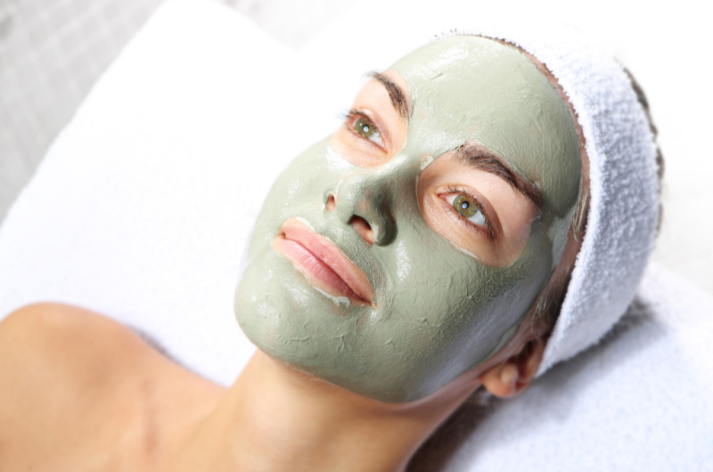 Cải xoăn (Kale): Phục hồi sức sống xanh Được v&iacute; như si&ecirc;u serum từ rau xanh, cải xoăn gi&uacute;p tăng sinh collagen v&agrave; giảm nhanh quầng th&acirc;m cho những l&agrave;n da đang mệt mỏi v&igrave; thiếu ngủ. Chỉ cần xay nhuyễn l&aacute; kale tươi c&ugrave;ng một ch&uacute;t nước lọc rồi đắp trực tiếp, hương thơm thanh m&aacute;t của rau xanh sẽ gi&uacute;p tinh thần bạn nhẹ nh&otilde;m hơn. Một c&aacute;ch nạp năng lượng xanh gi&uacute;p da hồi sinh độ đ&agrave;n hồi v&agrave; tươi trẻ.