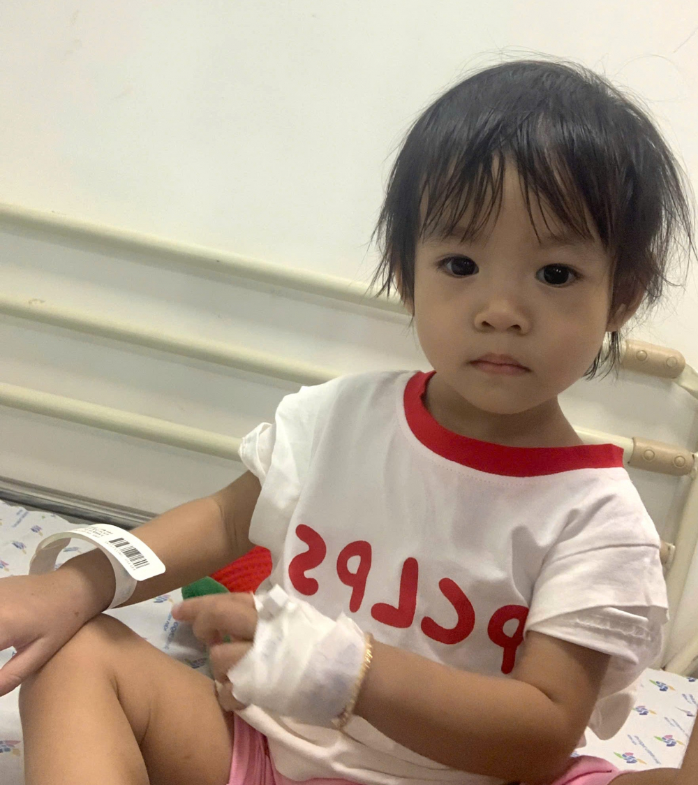 Trước khi bị t&eacute; v&agrave; trải qua nhiều x&eacute;t nghiệm chuy&ecirc;n s&acirc;u ph&aacute;t hiện bệnh, b&eacute; Nguyễn Ho&agrave;ng Thi&ecirc;n &Yacute; kh&ocirc;ng c&oacute; dấu hiệu bất thường về sức khỏe - Ảnh: Gia đ&igrave;nh cung cấp