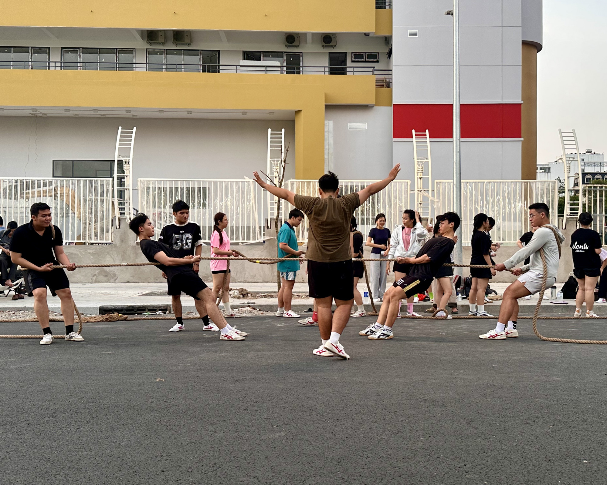 Nh&oacute;m thanh ni&ecirc;n tập luyện k&eacute;o co mang lại sức sống trẻ cho kh&ocirc;ng gian