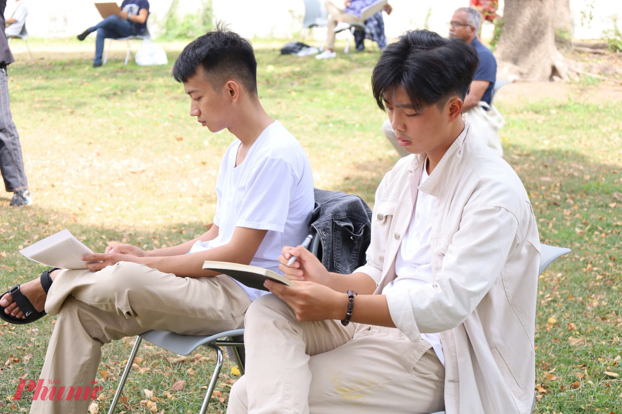 Người trẻ tham gia k&yacute; họa ngo&agrave;i trời.