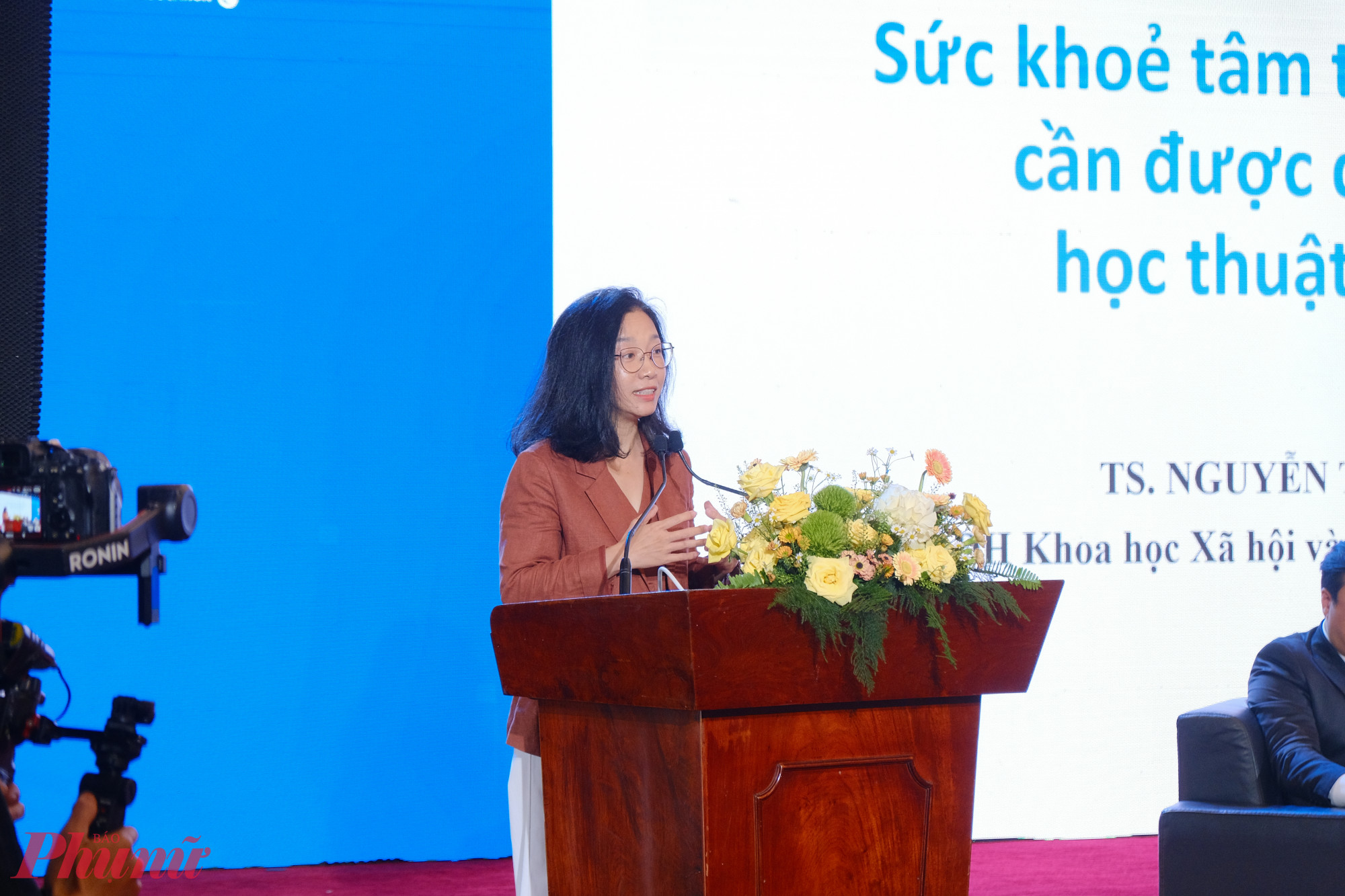 Tiến sĩ Diệu Anh đưa ra nhiều số liệu đ&aacute;ng b&aacute;o động về vấn đề sức khoẻ t&acirc;m thần ở học sinh