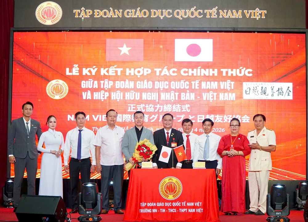 &Ocirc;ng Sakai Hironori - Chủ tịch Hiệp hội hữu nghị Nhật Bản - Việt Nam v&agrave; &ocirc;ng Nguyễn Đức Quốc - Chủ tịch Tập đo&agrave;n Nam Việt - k&yacute; kết hợp t&aacute;c - Ảnh: Nam Việt