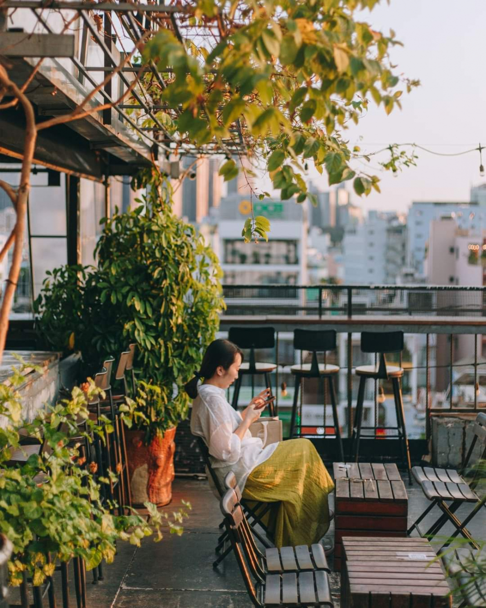 Chạng Vạng Rooftop (43/15 đường Số 38, phường An Kh&aacute;nh) được thiết kế theo phong c&aacute;ch cổ điển với những gam m&agrave;u trầm ấm như n&acirc;u của gỗ, x&aacute;m của kệ, đen của bộ b&agrave;n ghế. Nơi đ&acirc;y c&oacute; kh&ocirc;ng gian y&ecirc;n tĩnh gi&uacute;p bạn thư gi&atilde;n sau ng&agrave;y d&agrave;i mệt mỏi. B&ecirc;n cạnh những m&oacute;n thức uống đặc trưng của qu&aacute;n như c&aacute;c loại nước &eacute;p, Chạng Vạng Rooftop c&ograve;n thường xuy&ecirc;n cập nhật với những m&oacute;n mới chất lượng như nai một nắng muối kiến, tr&acirc;u g&aacute;c bếp Sơn La, chả b&ograve; Quảng Ng&atilde;i v&agrave; chả mực l&agrave;ng ch&agrave;i... (50.000đ-100.000đ/m&oacute;n), gi&uacute;p bạn c&oacute; những cuộc hẹn kh&ocirc;ng bao giờ nh&agrave;m ch&aacute;n - Ảnh: @chạng vạng