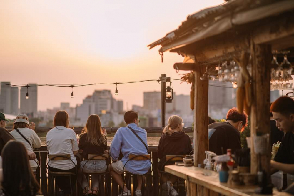 Ch&ecirc;nh V&ecirc;nh Rooftop (7 Đường số 54, phường An Kh&aacute;nh) sở hữu view Landmark 81, c&oacute; thể nh&igrave;n thấy s&ocirc;ng S&agrave;i G&ograve;n thơ mộng, c&ugrave;ng lối trang tr&iacute; mang phong c&aacute;ch ho&agrave;i cổ với nội thất ho&agrave;n to&agrave;n bằng gỗ th&ocirc;ng. Ngo&agrave;i việc ngắm được ho&agrave;ng h&ocirc;n thơ mộng, mỗi tối thứ 7 h&agrave;ng tuần qu&aacute;n sẽ c&oacute; chương tr&igrave;nh Live Acoustic v&agrave;o l&uacute;c 19:30 &ndash; 21:30, th&iacute;ch hợp cho những ng&agrave;y bạn cần được thư gi&atilde;n.