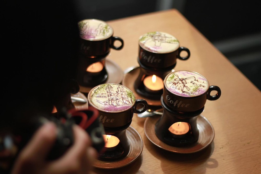 Trong kh&ocirc;ng gian 'chữa l&agrave;nh' ấy, 2PM c&oacute; phục vụ nhiều loại mocktail v&agrave; c&aacute;c m&oacute;n ăn v&ocirc; c&ugrave;ng hấp dẫn. kh&ocirc; b&ograve; sợi cay, vi&ecirc;n hải sản sốt ph&ocirc; mai, đậu phộng tỏi ớt, x&uacute;c x&iacute;ch Đức&hellip; ... Với mỗi phần ăn v&agrave; thức uống sẽ dao động khoảng 100.000đ - Ảnh: @moria bar&eatery