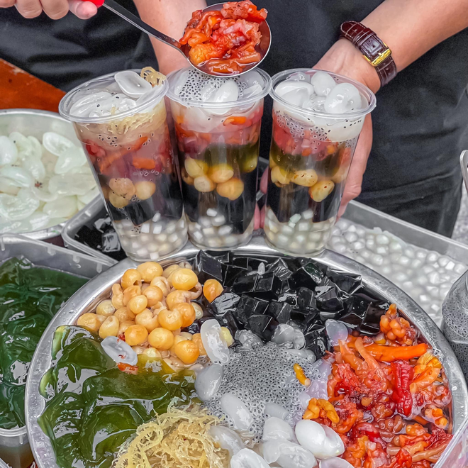 Kh&ocirc;ng k&eacute;m phần hấp dẫn l&agrave; c&aacute;c m&oacute;n ch&egrave;, sương s&aacute;o, rau c&acirc;u - 'biểu tượng giải nhiệt' của ẩm thực vỉa h&egrave; S&agrave;i G&ograve;n. Từ ch&egrave; đậu truyền thống đến ch&egrave; bơ, ch&egrave; tr&aacute;i c&acirc;y hiện đại, tất cả đều mang vị ngọt thanh, dễ ăn. Một địa chỉ l&acirc;u năm được nhiều người y&ecirc;u th&iacute;ch l&agrave; Ch&egrave; H&agrave; K&yacute; (138 Ch&acirc;u Văn Li&ecirc;m, phường Chợ Lớn, quận 5 cũ), nổi tiếng với đa dạng m&oacute;n ch&egrave; v&agrave; hương vị ổn định qua nhiều năm. Gi&aacute; dao động từ 25.000-40.000 đồng.