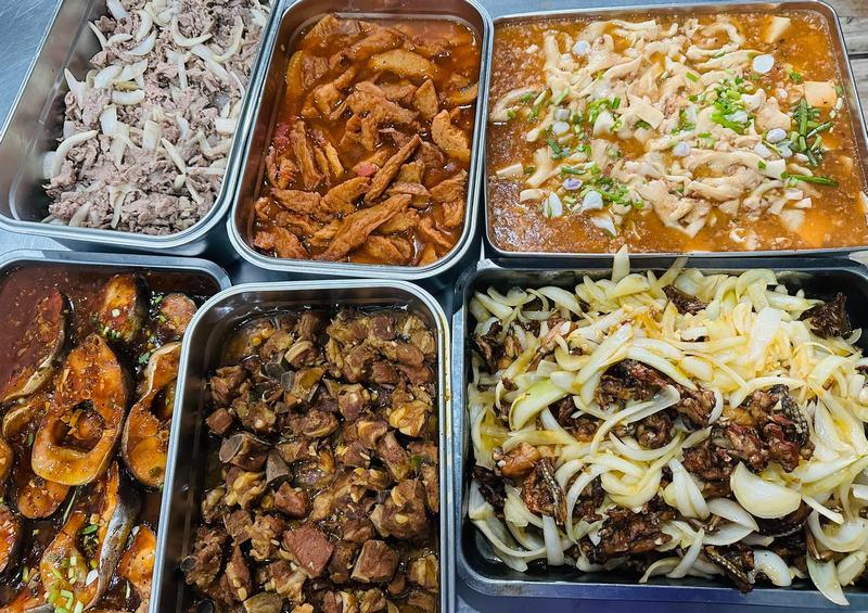 Cơm trưa văn ph&ograve;ng A.Hải (62/123 L&yacute; Ch&iacute;nh Thắng, phường Rạch &Ocirc;ng) l&agrave; một trong những địa chỉ quen thuộc của d&acirc;n c&ocirc;ng sở nhờ mức gi&aacute; dễ chịu dưới 50.000 đồng. Qu&aacute;n phục vụ c&aacute;c m&oacute;n ăn thuần Việt như thịt kho, c&aacute; kho, canh rau&hellip; với hương vị gần gũi, ph&ugrave; hợp ăn mỗi ng&agrave;y. Ưu điểm lớn nhất l&agrave; tốc độ phục vụ nhanh, rất ph&ugrave; hợp với giờ nghỉ trưa ngắn. Tuy nhi&ecirc;n, kh&ocirc;ng gian qu&aacute;n kh&aacute; nhỏ, v&agrave;o giờ cao điểm thường đ&ocirc;ng v&agrave; thực đơn chưa qu&aacute; đa dạng, dễ g&acirc;y cảm gi&aacute;c lặp lại với kh&aacute;ch ăn thường xuy&ecirc;n. 
