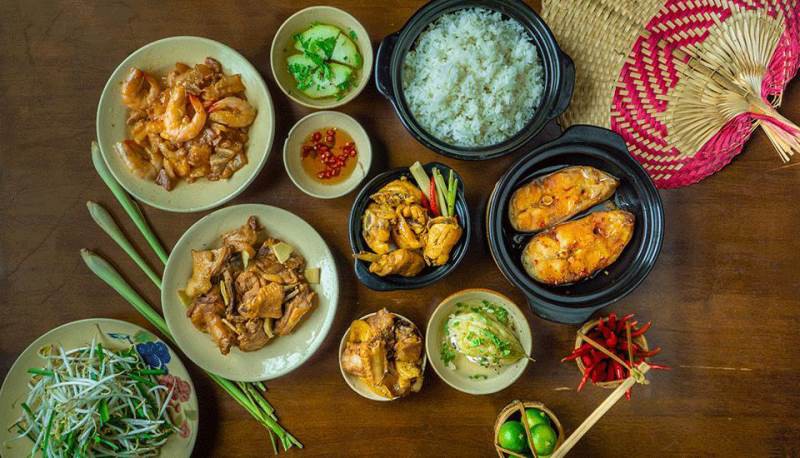 Cơm Nh&agrave; Phố Thị (408/35 Nguyễn Thị Minh Khai, phường B&agrave;n Cờ) l&agrave; lựa chọn quen thuộc cho những d&acirc;n văn ph&ograve;ng cần kh&ocirc;ng gian rộng r&atilde;i v&agrave; đồ ăn ngon, gi&aacute; hợp l&yacute;. Điểm cộng của qu&aacute;n nằm ở thực đơn thay đổi mỗi ng&agrave;y, gi&uacute;p kh&aacute;ch kh&ocirc;ng bị ng&aacute;n, đồng thời bữa ăn c&oacute; đầy đủ m&oacute;n mặn, kho, canh v&agrave; rau, đảm bảo dinh dưỡng. Nhược điểm của qu&aacute;n l&agrave; thường hết m&oacute;n sớm nếu đến trễ v&agrave; đ&ocirc;i khi phục vụ chưa kịp v&agrave;o giờ cao điểm.