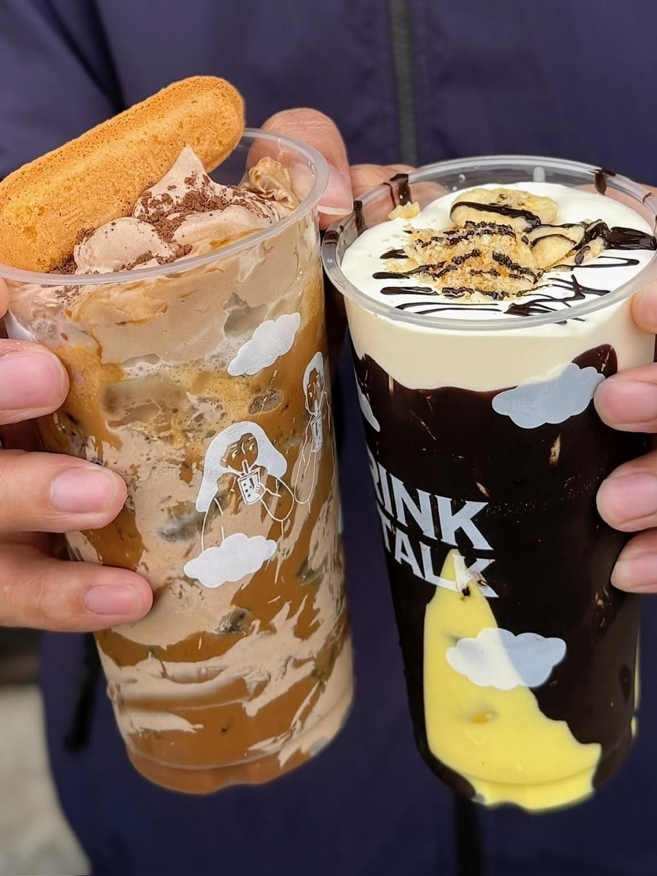 Sữa chuối socola M&oacute;n đồ uống n&agrave;y ghi điểm nhờ sự kết hợp h&agrave;i h&ograve;a giữa chuối ch&iacute;n v&agrave; socola. Chuối được xay nhuyễn c&ugrave;ng sữa tươi, tạo n&ecirc;n nền vị ngọt tự nhi&ecirc;n, sau đ&oacute; th&ecirc;m sốt socola hoặc cacao để tăng độ đậm. Một số phi&ecirc;n bản c&ograve;n th&ecirc;m kem tươi hoặc đ&aacute; xay để tăng độ m&aacute;t lạnh. Khi uống, vị chuối thơm dịu lan tỏa trước, sau đ&oacute; l&agrave; vị socola đậm nhẹ c&acirc;n bằng lại, tạo n&ecirc;n tổng thể dễ uống, kh&ocirc;ng ngấy.