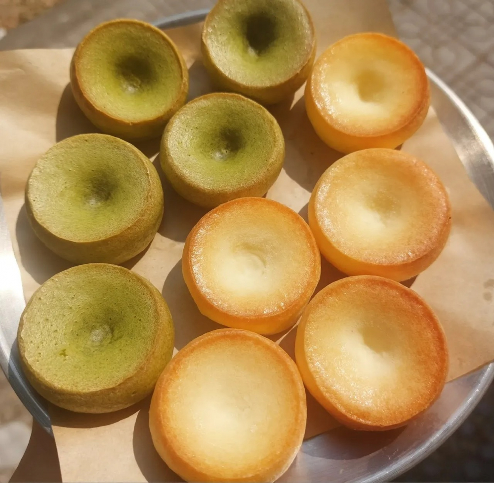Xuất ph&aacute;t từ ẩm thực Brazil, m&oacute;n b&aacute;nh m&igrave; ph&ocirc; mai (p&atilde;o de queijo) đang dần trở th&agrave;nh &ldquo;hiện tượng mới&rdquo; tr&ecirc;n TikTok. Kh&aacute;c với b&aacute;nh m&igrave; truyền thống, loại b&aacute;nh n&agrave;y c&oacute; k&iacute;ch thước nhỏ, tr&ograve;n, với lớp vỏ hơi dai nhẹ b&ecirc;n ngo&agrave;i v&agrave; ruột b&aacute;nh mềm, dẻo b&ecirc;n trong nhờ sử dụng bột năng hoặc bột sắn. Ph&ocirc; mai được trộn trực tiếp v&agrave;o bột, tạo n&ecirc;n hương vị b&eacute;o thơm lan tỏa trong từng chiếc b&aacute;nh. Khi ăn n&oacute;ng, b&aacute;nh c&oacute; độ dai nhẹ, thơm m&ugrave;i ph&ocirc; mai đặc trưng, rất dễ g&acirc;y &ldquo;nghiện&rdquo;.