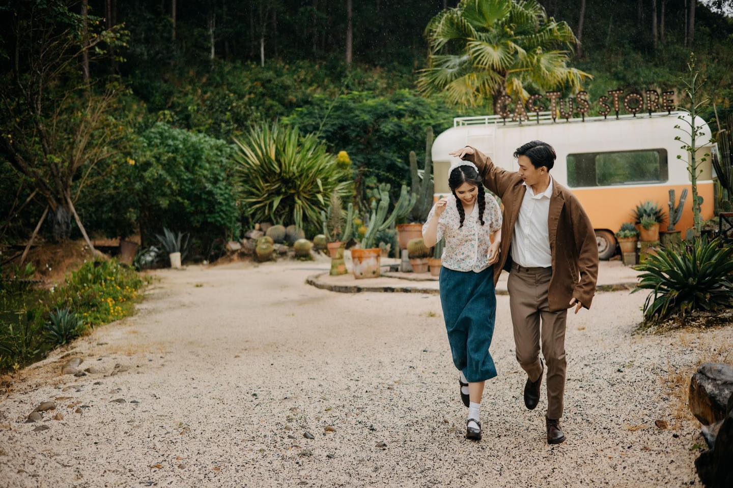 Kombi Land coffee l&agrave; điểm đến d&agrave;nh cho nhiều cặp đ&ocirc;i v&igrave; kh&ocirc;ng gian tại đ&acirc;y chụp ảnh rất 'xịn x&ograve;', gi&aacute; v&eacute; v&agrave;o cổng l&agrave; 90.000 đồng/người (đ&atilde; bao gồm 1 chai nước suối)