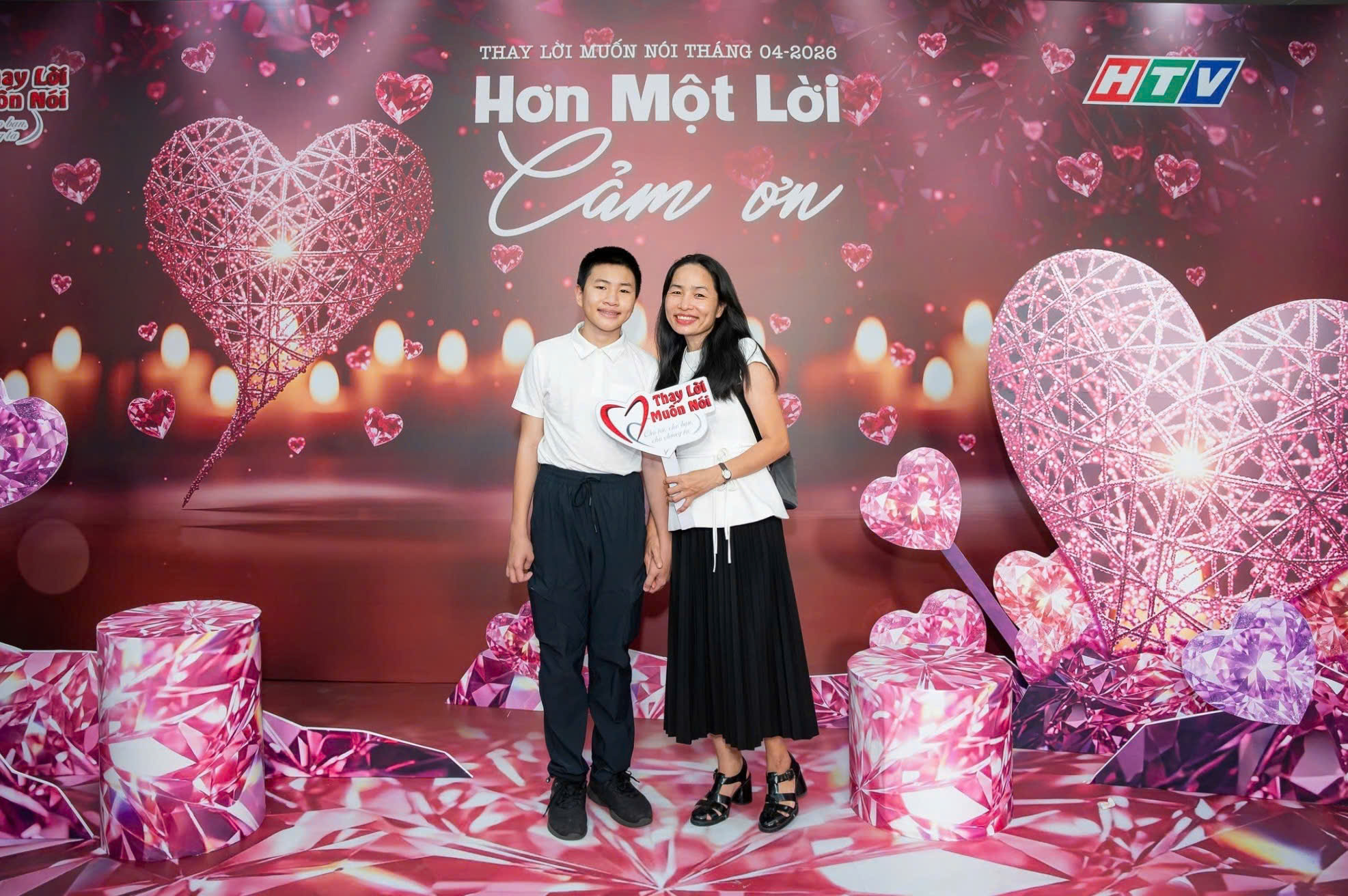 Ngo&agrave;i sảnh, ban tổ chức bố tr&iacute; khu vực chụp h&igrave;nh lưu niệm, ch&uacute;ng t&ocirc;i cũng c&oacute; một tấm h&igrave;nh nhỏ cho lần đầu ti&ecirc;n n&agrave;y.