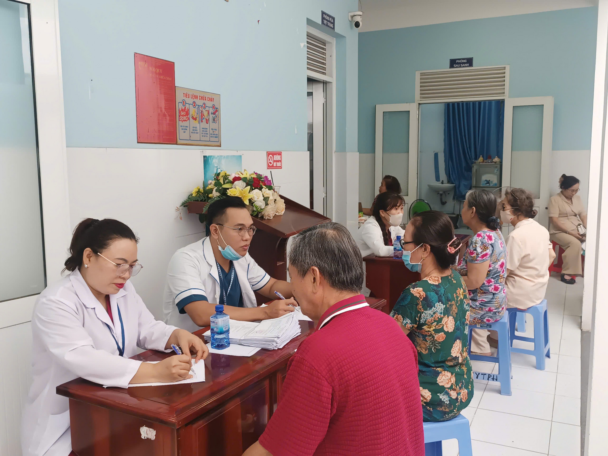 Hoạt động kh&aacute;m sức khỏe cho người cao tuổi tại c&aacute;c trạm y tế sau lễ ph&aacute;t động - Ảnh: C&aacute;t Qu&acirc;n