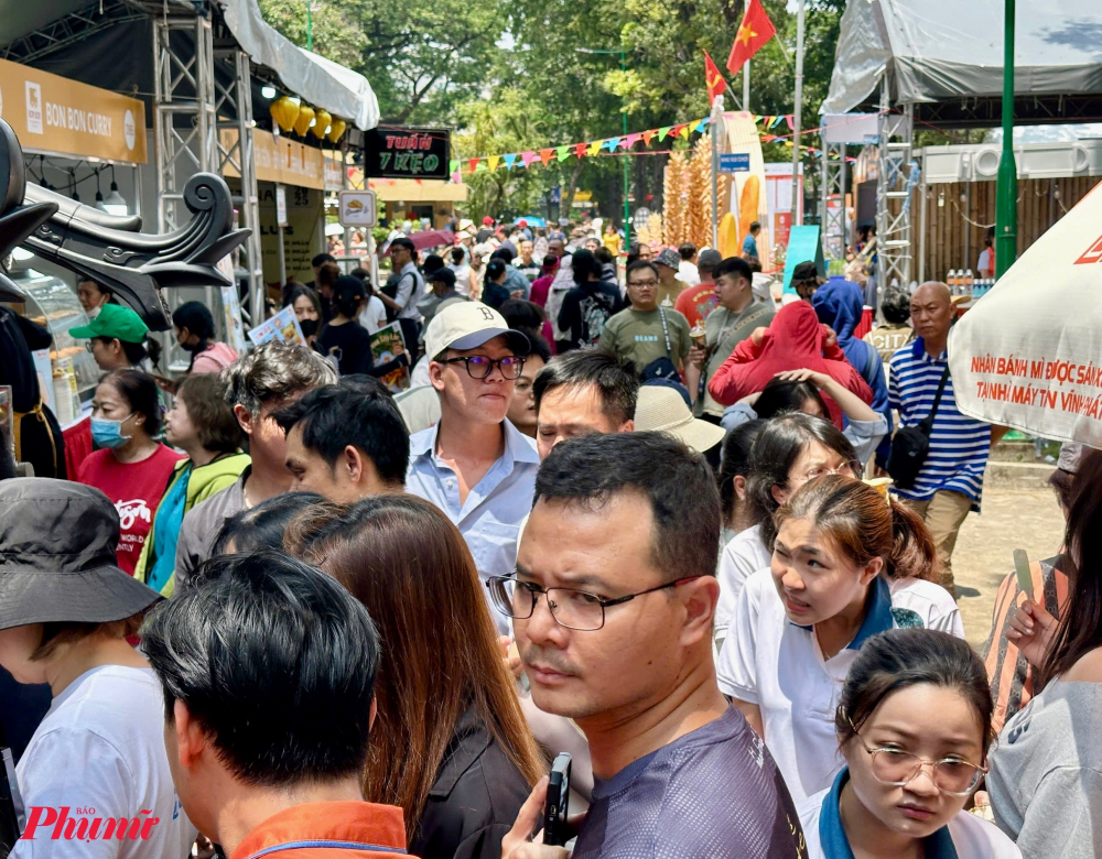 Kh&ocirc;ng chỉ quen thuộc với người d&acirc;n địa phương, thương hiệu c&ograve;n ghi dấu ấn tại Lễ hội B&aacute;nh m&igrave; Việt Nam qua nhiều lần tổ chức. Tại kỳ lễ hội năm 2026, Tuấn Bảy Kẹo mang đến ba hương vị chủ đạo: x&aacute; x&iacute;u, g&agrave; x&eacute; v&agrave; ph&aacute; lấu. Mỗi ng&agrave;y, gian h&agrave;ng thu h&uacute;t lượng lớn kh&aacute;ch tham quan, ti&ecirc;u thụ khoảng 1.000 - 1.200 ổ.