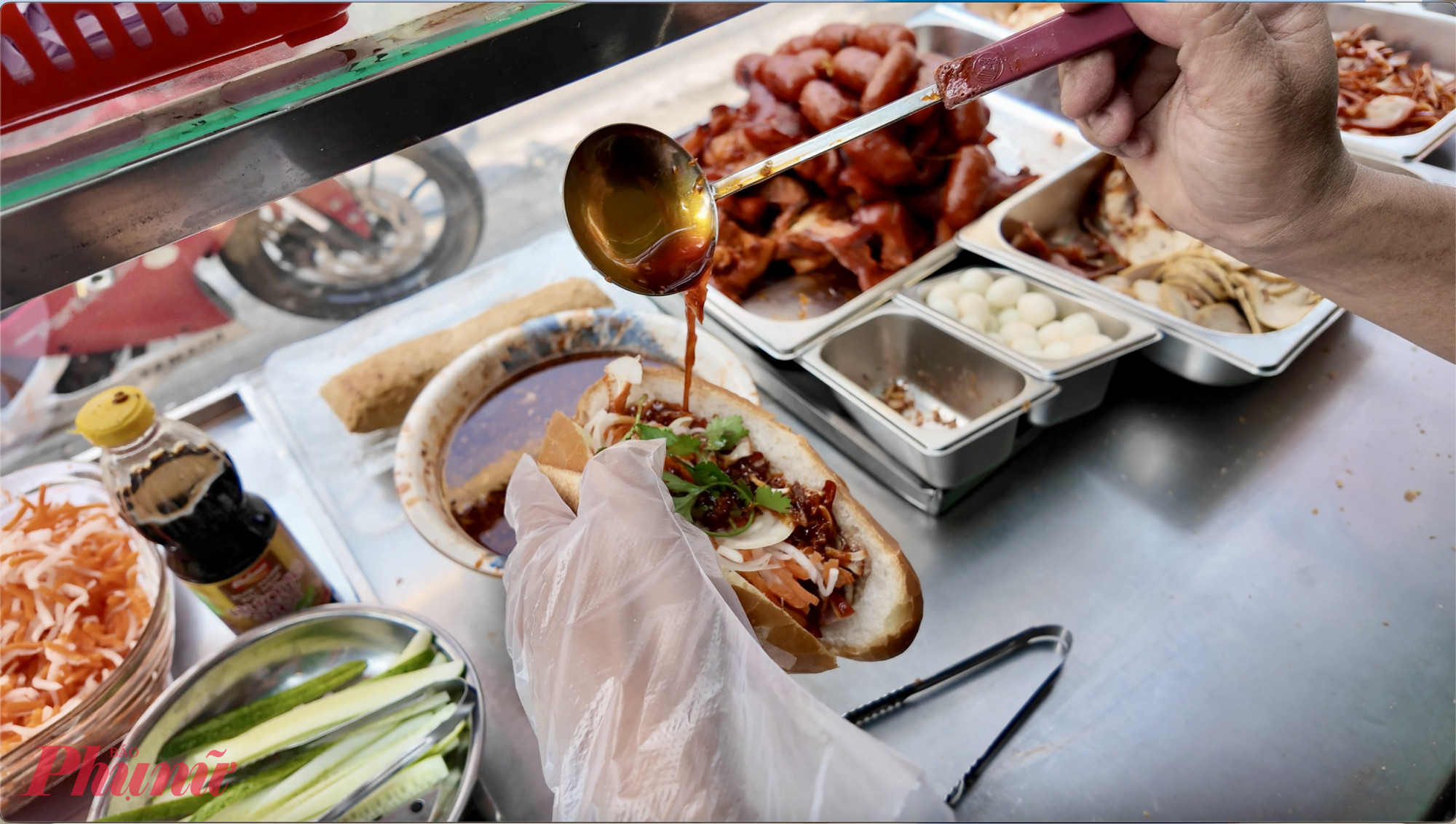 Điểm l&agrave;m n&ecirc;n sự kh&aacute;c biệt của thương hiệu nằm ở triết l&yacute; giữ trọn độ tươi mới của nguy&ecirc;n liệu. Thay v&igrave; sử dụng thịt nguội hay thực phẩm đ&ocirc;ng lạnh, to&agrave;n bộ phần nh&acirc;n đều được chế biến từ thịt n&oacute;ng trong ng&agrave;y. B&ecirc;n cạnh c&aacute;c loại b&aacute;nh m&igrave; truyền thống như b&aacute;nh m&igrave; thịt, x&aacute; x&iacute;u hay g&agrave; x&eacute;, m&oacute;n ph&aacute; lấu đậm đ&agrave; cũng l&agrave; lựa chọn được nhiều thực kh&aacute;ch ưa chuộng. Ngo&agrave;i ra, qu&aacute;n c&ograve;n phục vụ th&ecirc;m x&ocirc;i v&agrave; ch&egrave;, đ&aacute;p ứng đa dạng nhu cầu ăn uống.