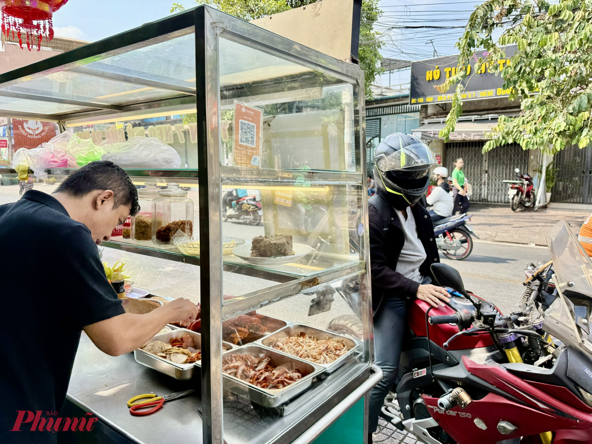 Theo chia sẻ của anh Nguyễn Thanh Tuấn &ndash; đại diện thế hệ thứ ba của gia đ&igrave;nh &ndash; mỗi ng&agrave;y anh trực tiếp đi chợ đầu mối từ s&aacute;ng sớm để lựa chọn nguy&ecirc;n liệu. Quy tr&igrave;nh từ kh&acirc;u chọn thịt, rau đến chế biến đều được kiểm so&aacute;t chặt chẽ nhằm đảm bảo chất lượng đồng đều. Điểm nhấn của ổ b&aacute;nh m&igrave; nằm ở phần nh&acirc;n đậm vị c&ugrave;ng nước sốt gia truyền v&agrave; pate tự l&agrave;m theo c&ocirc;ng thức ri&ecirc;ng.